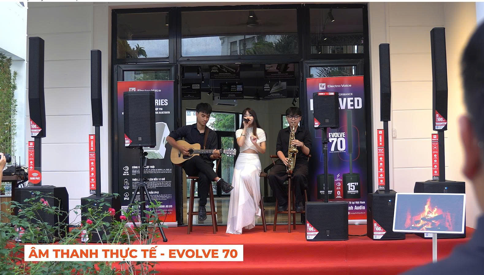 Bạn nhạc trình diễn cùng hệ thống loa Electro-Voice