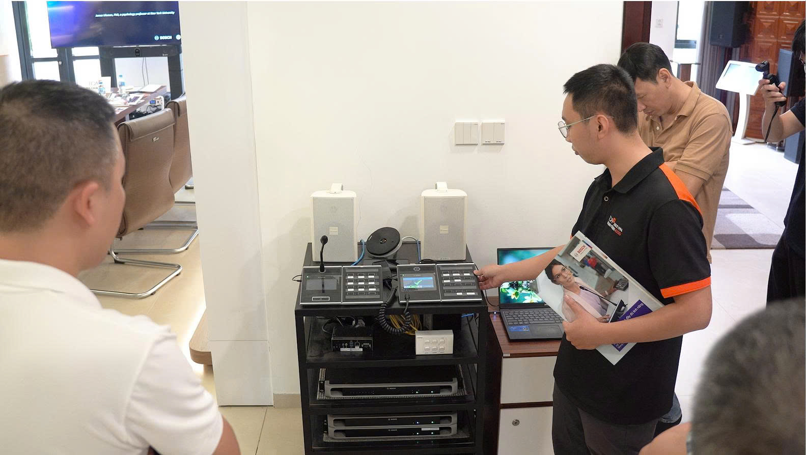 Kỹ thuật viên - Trần Đức Lộc demo giải pháp Praesensa