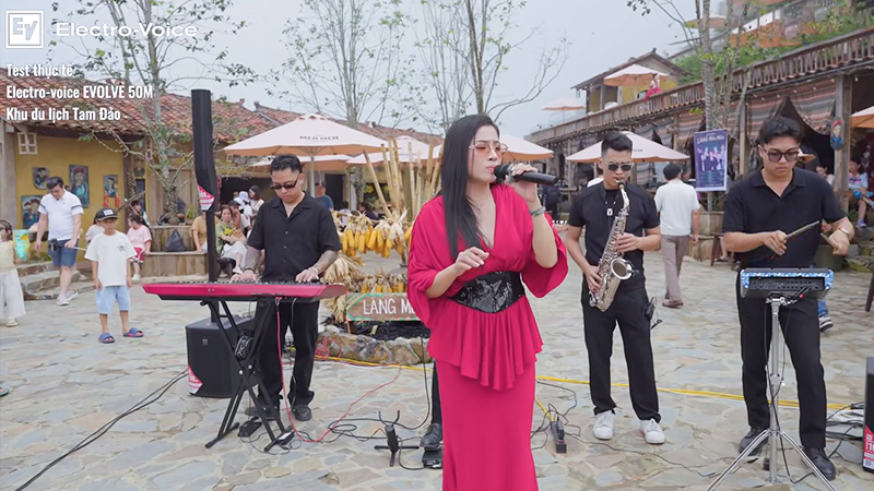 ban nhạc trình diễn Electro-Voice Evolve 50M tại Làng Mèn Mén