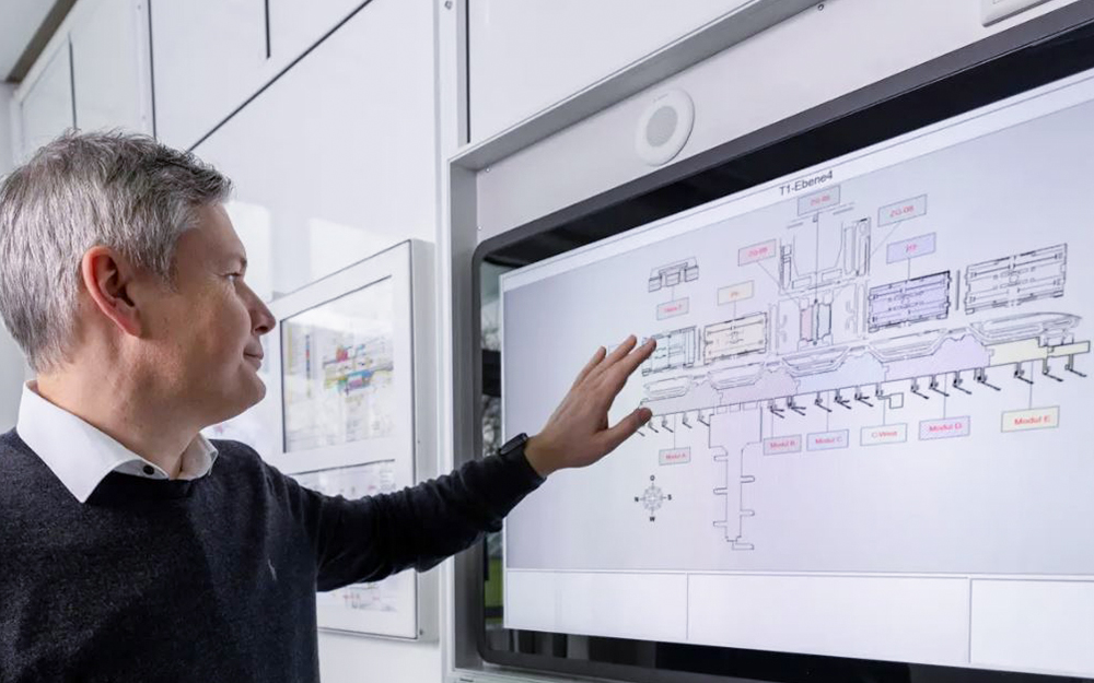 Màn hình 40inch tích hợp cùng hệ thống Bosch Praesensa