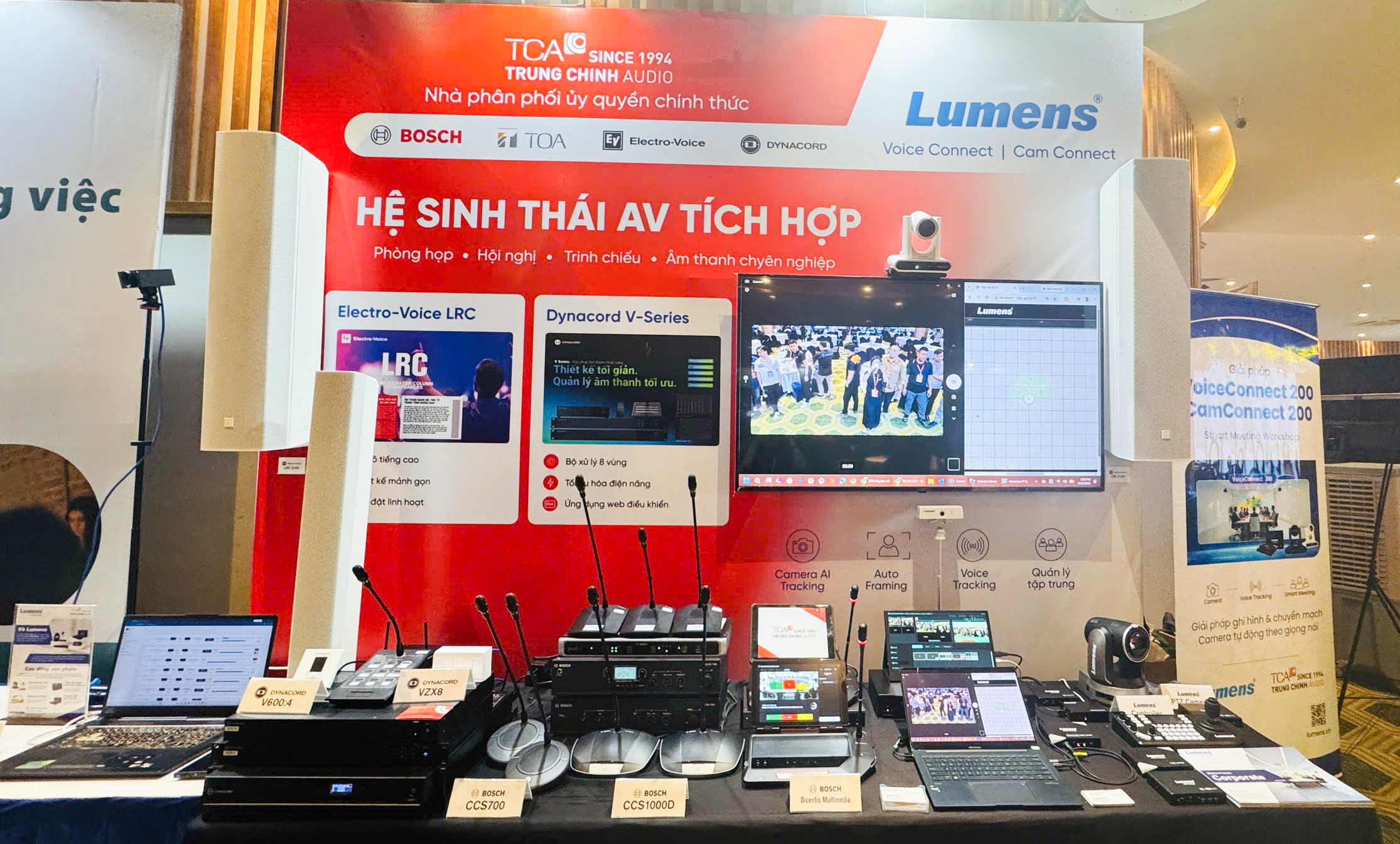 Giải pháp Dicentis Multimedia, CCS1000D, CCS700 và camera PTZ Lumens