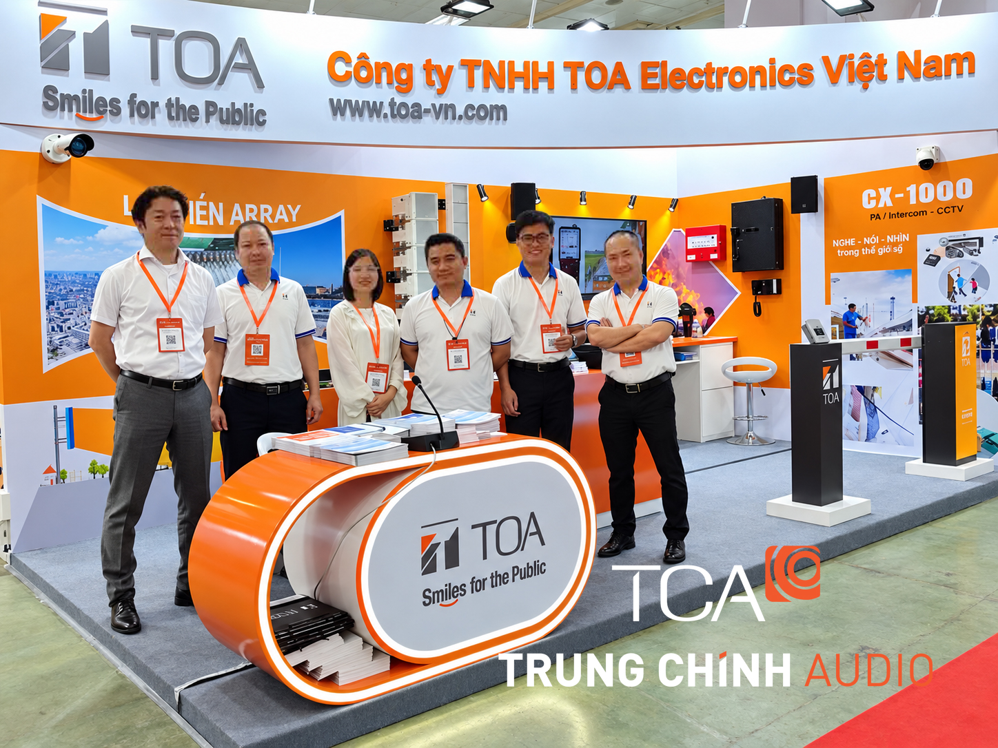 Đội ngũ TOA Electronics Việt Nam chụp ảnh tại gian hàng TOA A215 Hall A - Sự kiện triển lãm Secutech Việt Nam 2026 Đội ngũ TOA Electronics Việt Nam chụp ảnh tại gian hàng TOA A215 Hall A - Sự kiện triển lãm Secutech Việt Nam 2026