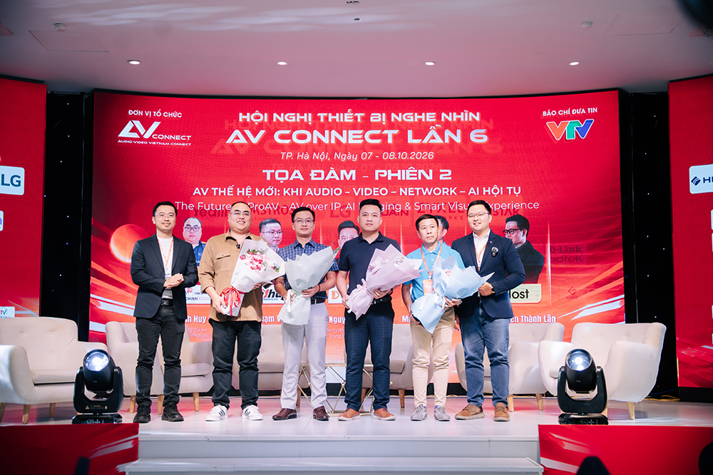 Đại diện TCA - Trung Chính Audio nhận hoa tại Tọa đàm AV Connect 2026