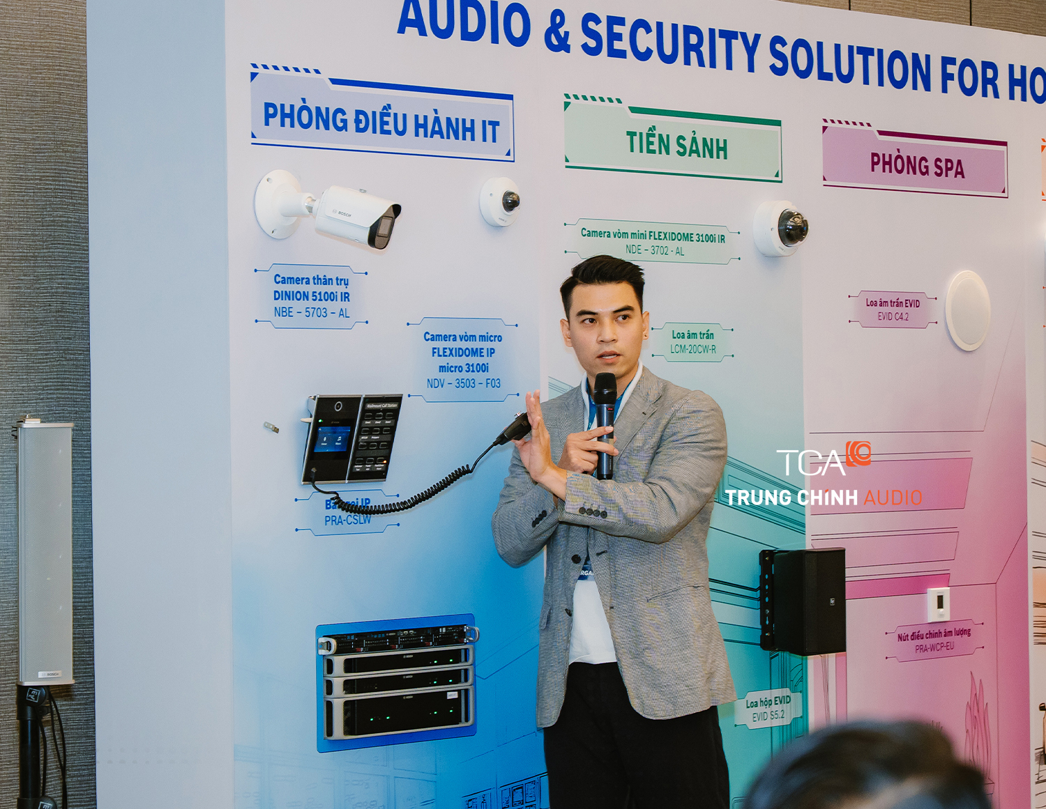 Ông Trần Việt Sơn giới thiệu thiết bị âm thanh an ninh Bosch