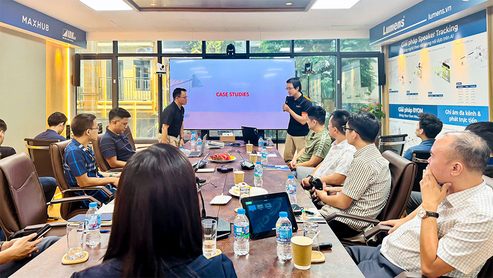 Chuyên gia Kỹ thuật Nguyễn Như Hiệp demo giải pháp camconnect 200 và voiceconnect 200