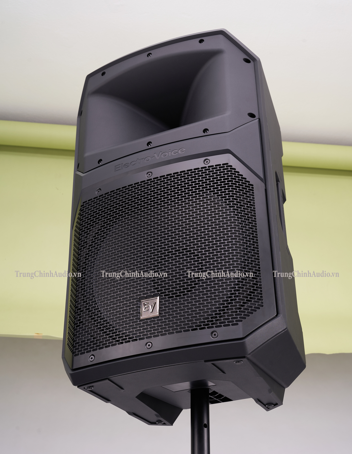 Loa EV EVIVA 15P đặt trên chân Tripod