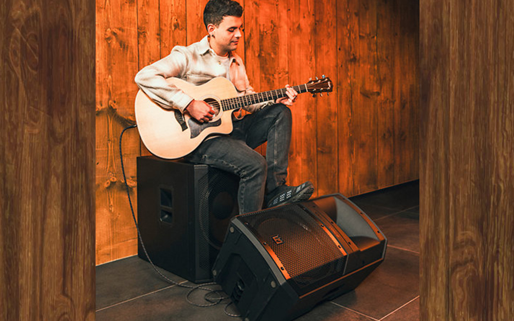 Loa Electro-Voice EVIVA trình diễn acoustic