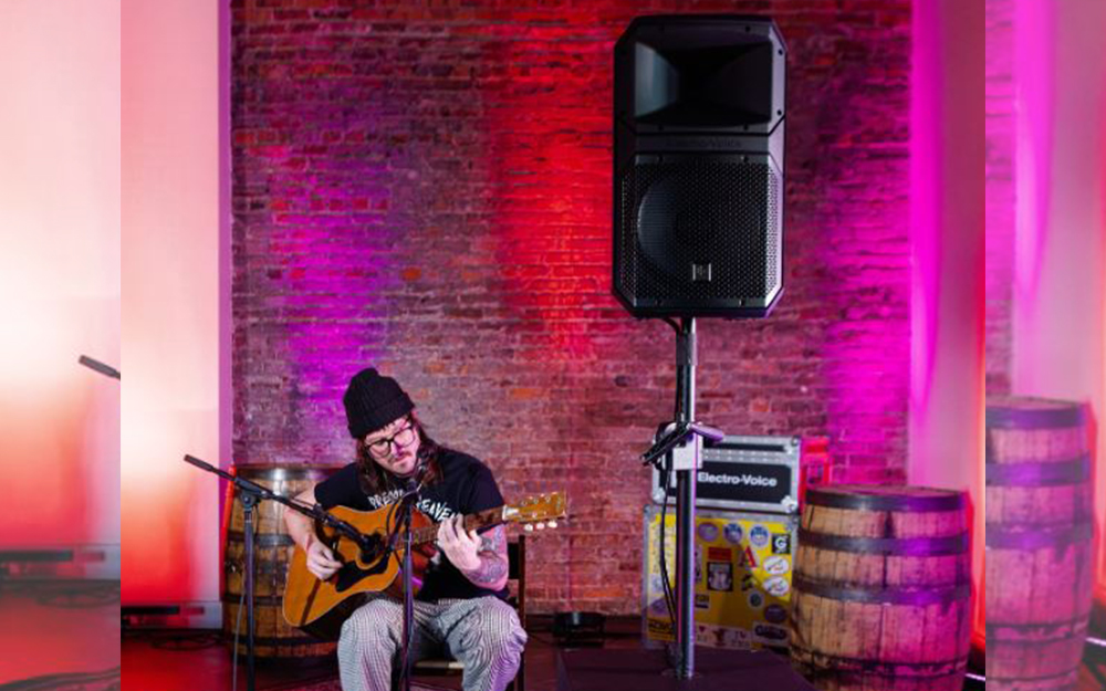 Loa Electro-Voice EVIVA nghệ sĩ trình diễn guitar