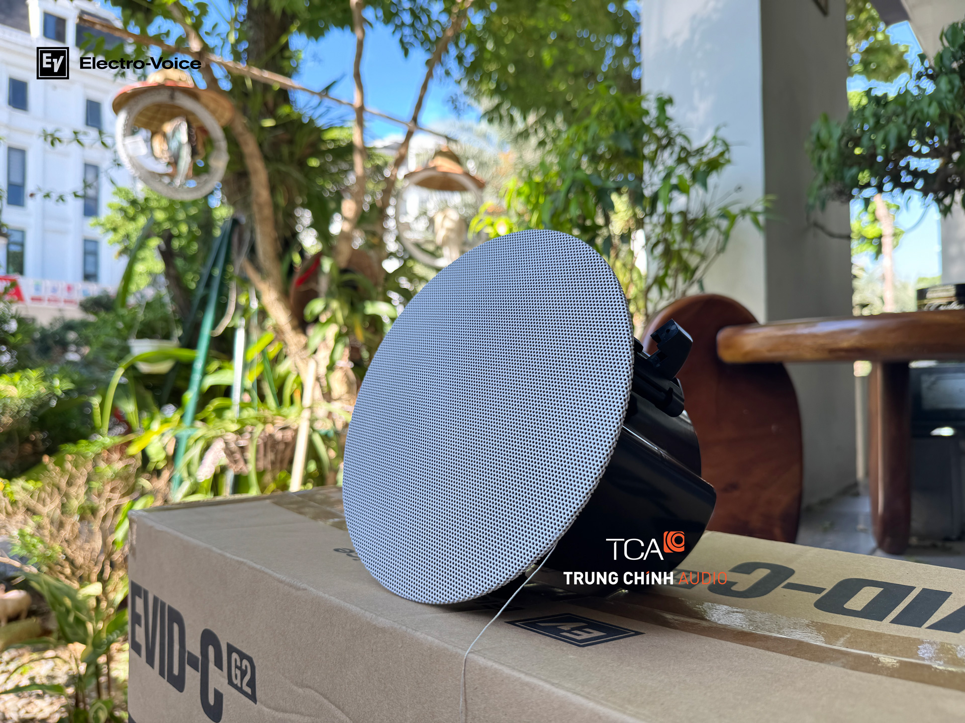 loa Electro-Voice EVID-C4.2 G2 có ê căng mặt trước thực tế