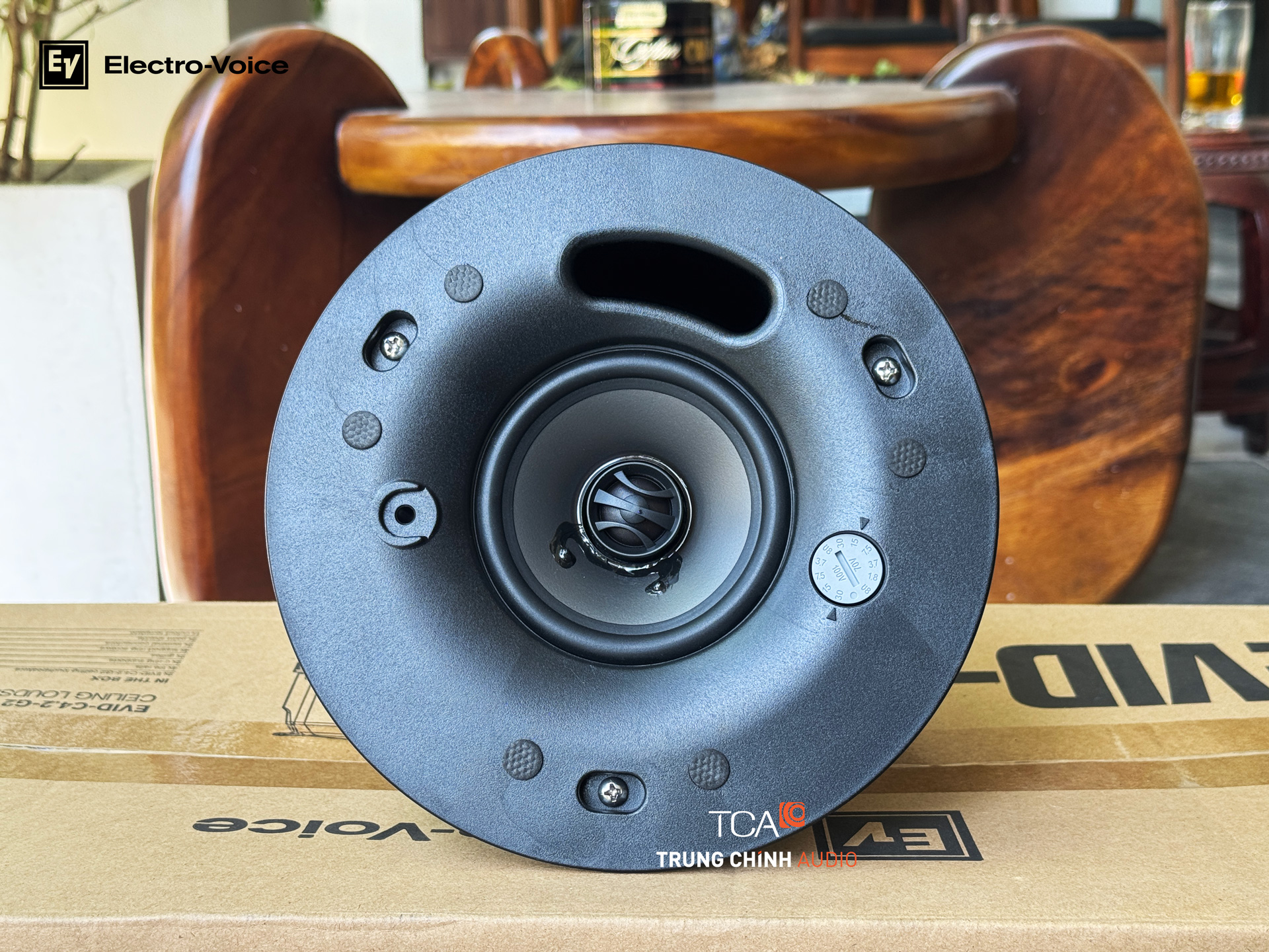 mặt trước loa âm trần Electro-Voice EVID-C4.2 G2 màu trắng