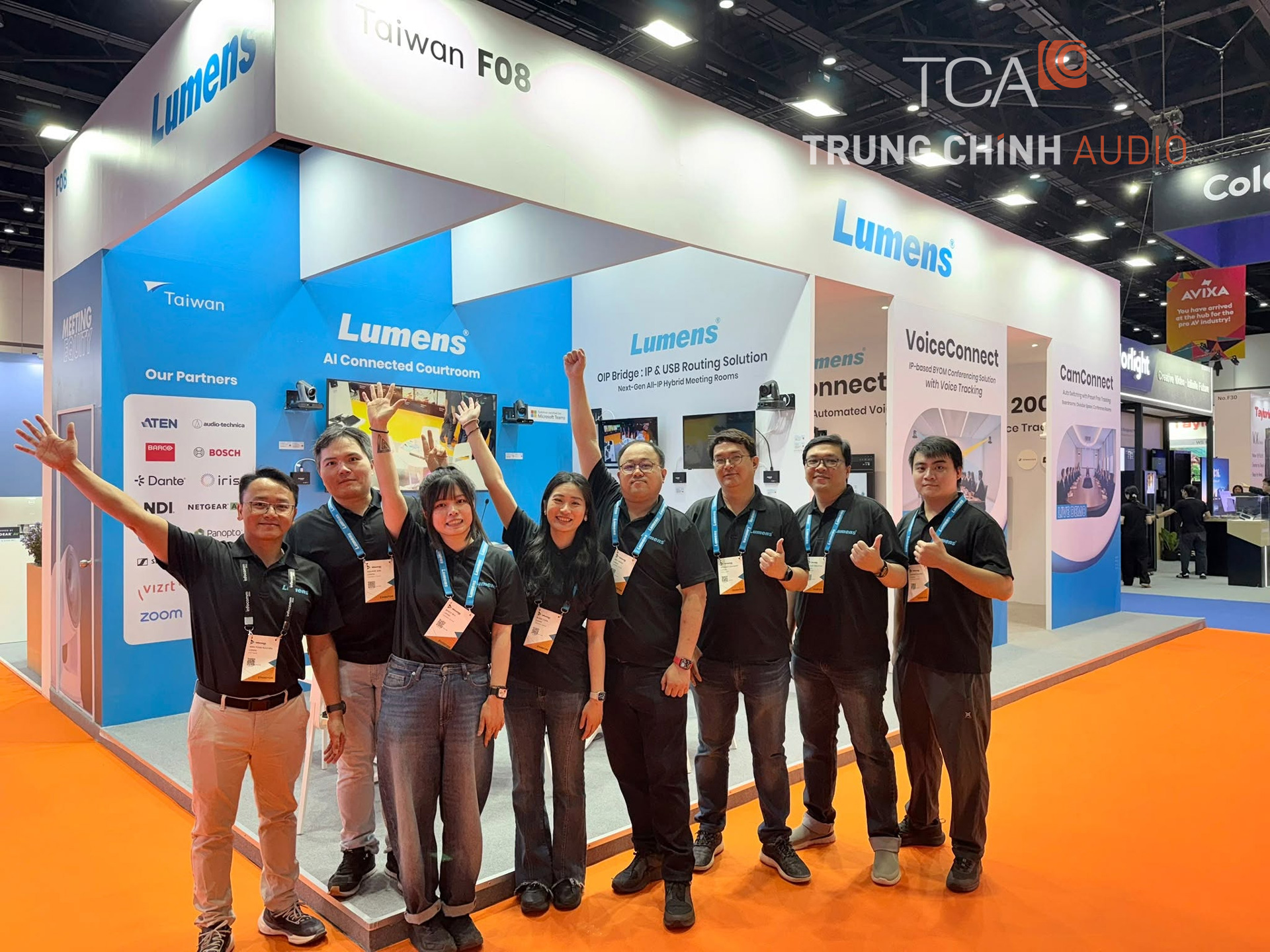 đội ngũ lumens check in trước gian hàng tại infocomm asia 2026