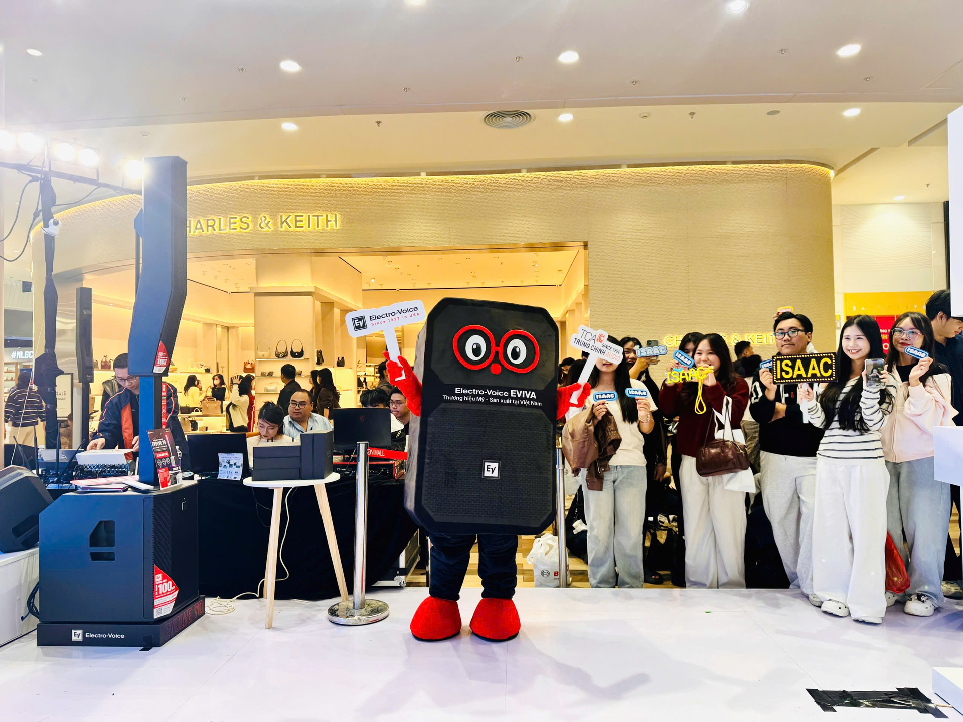 loa di động evolve 70 cho sân khấu ca sĩ ISAAC