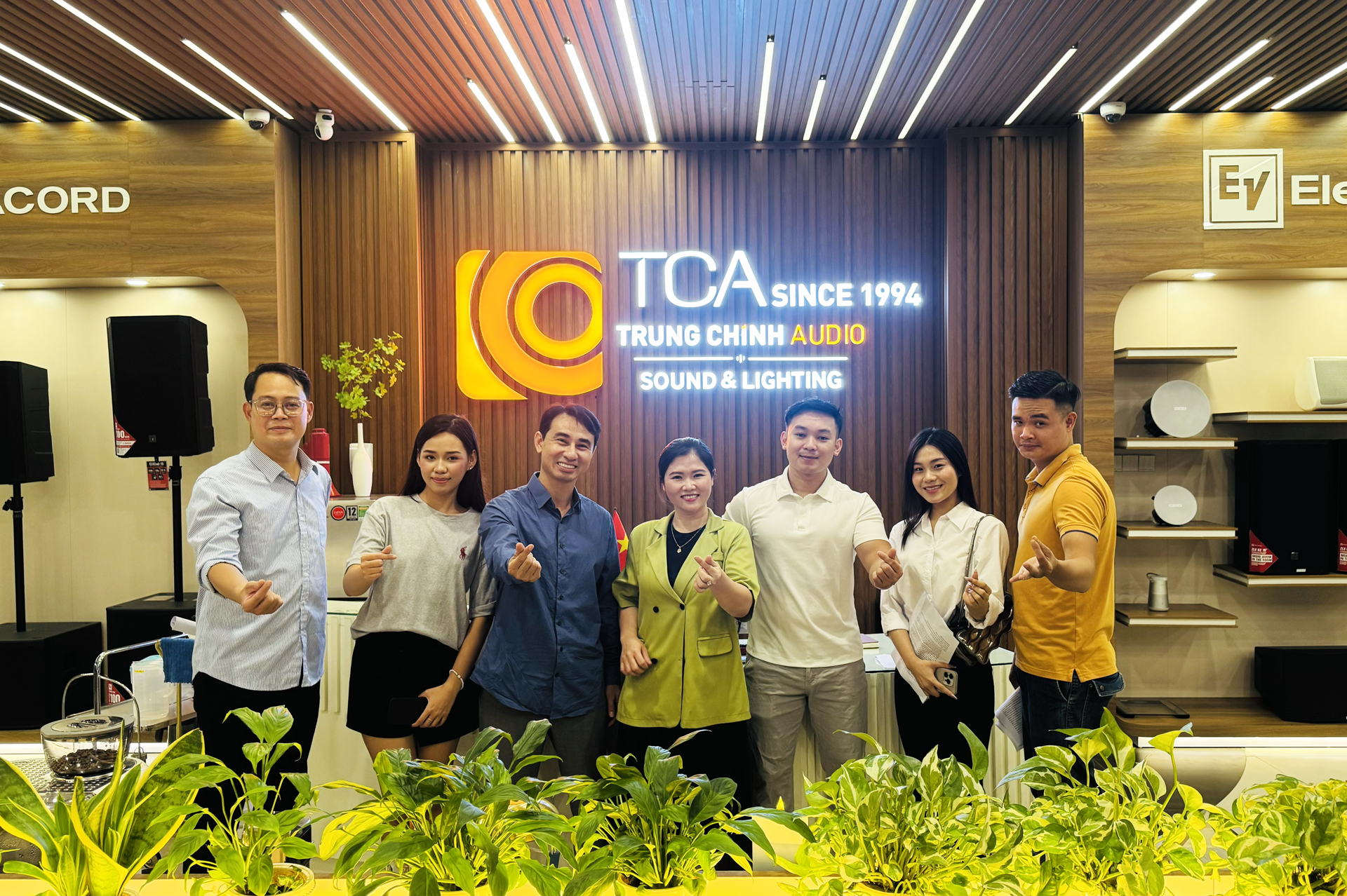 ekip và đoàn làm phim có mặt tại showroom trung chính audio