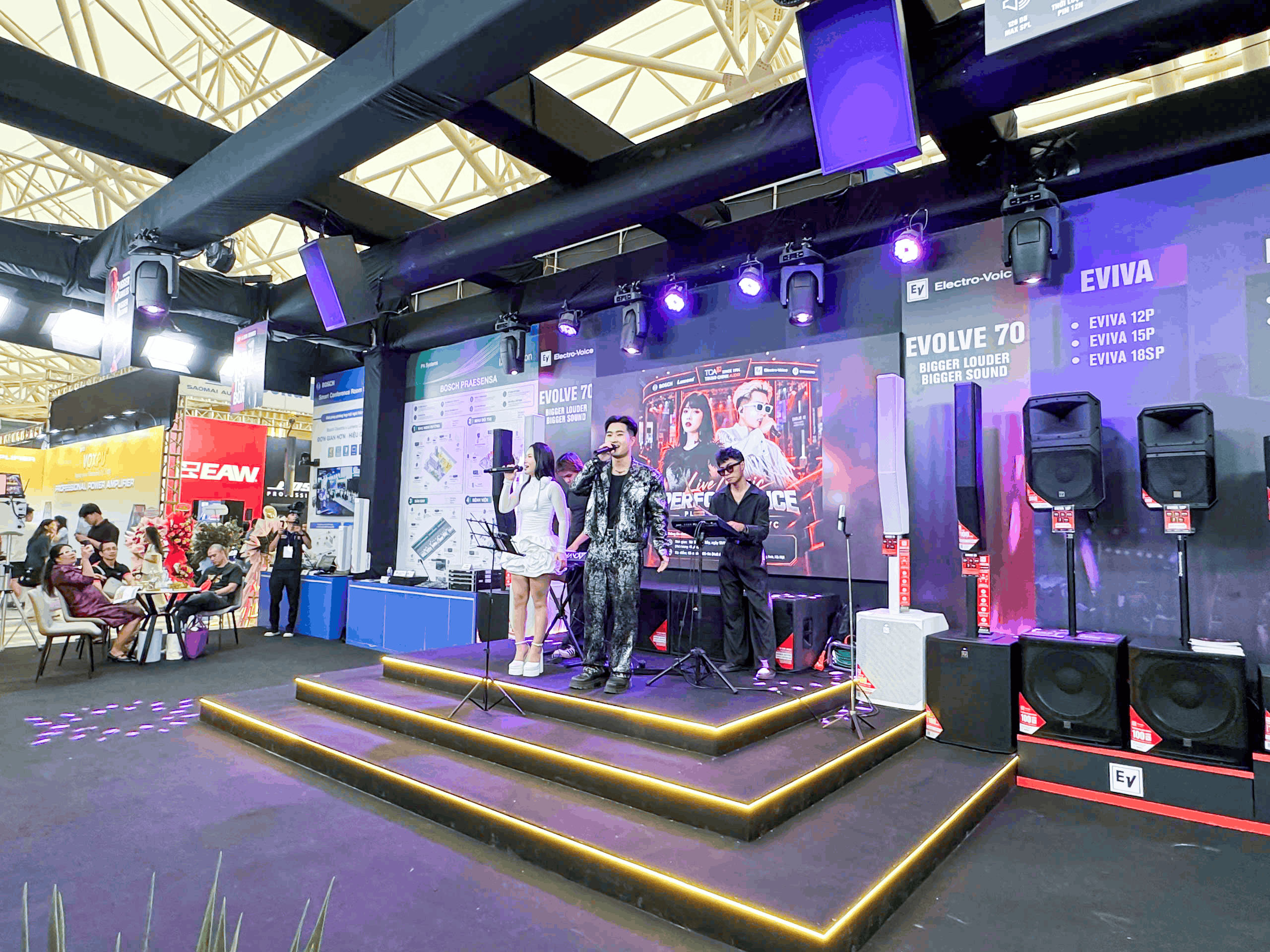 Band biểu diễn trên hệ thống loa Electro-Voice EVOLVE 70