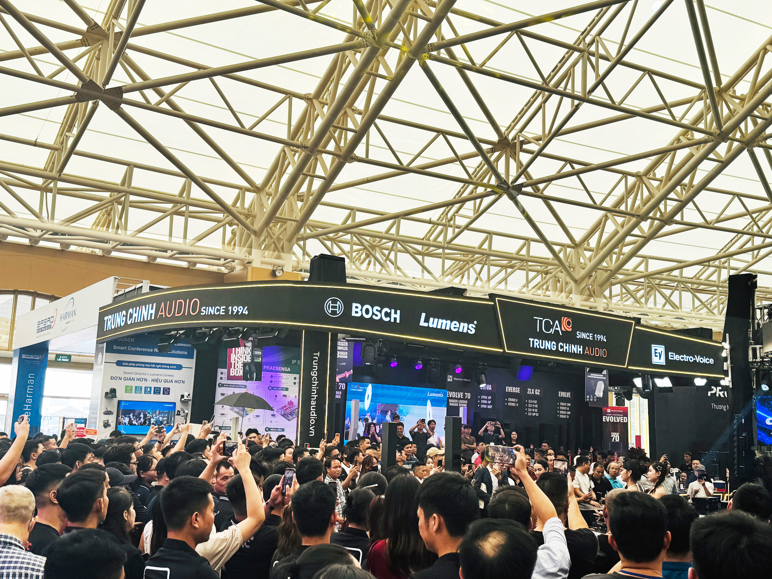 Hình ảnh gian hàng Trung Chính Audio - TCA từ xa trong sự kiện triển lãm âm thanh PLASE Show 2026, diễn ra tại VEC Đông Anh từ ngày 17 - 19.10.2026 ảnh gian hàng Trung Chính Audio tại Plase show 2026