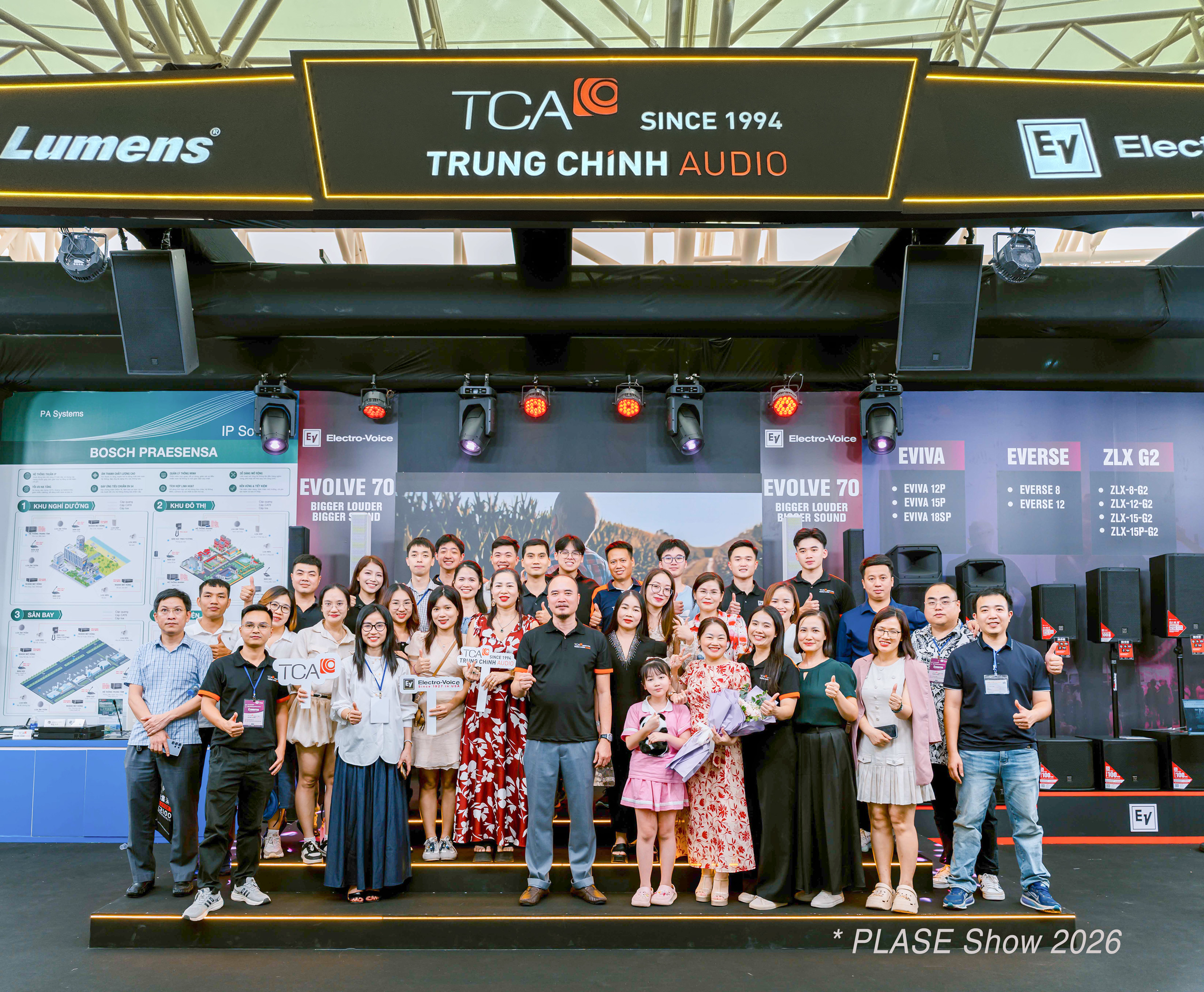 Tập thể nhân viên Trung Chính Audio chụp ảnh tại sân khấu gian hàng triển lãm Plase Show 2026 tại VEC Đông Anh Tập thể nhân viên Trung Chính Audio chụp ảnh tại sân khấu gian hàng triển lãm Plase Show 2026 tại VEC Đông Anh