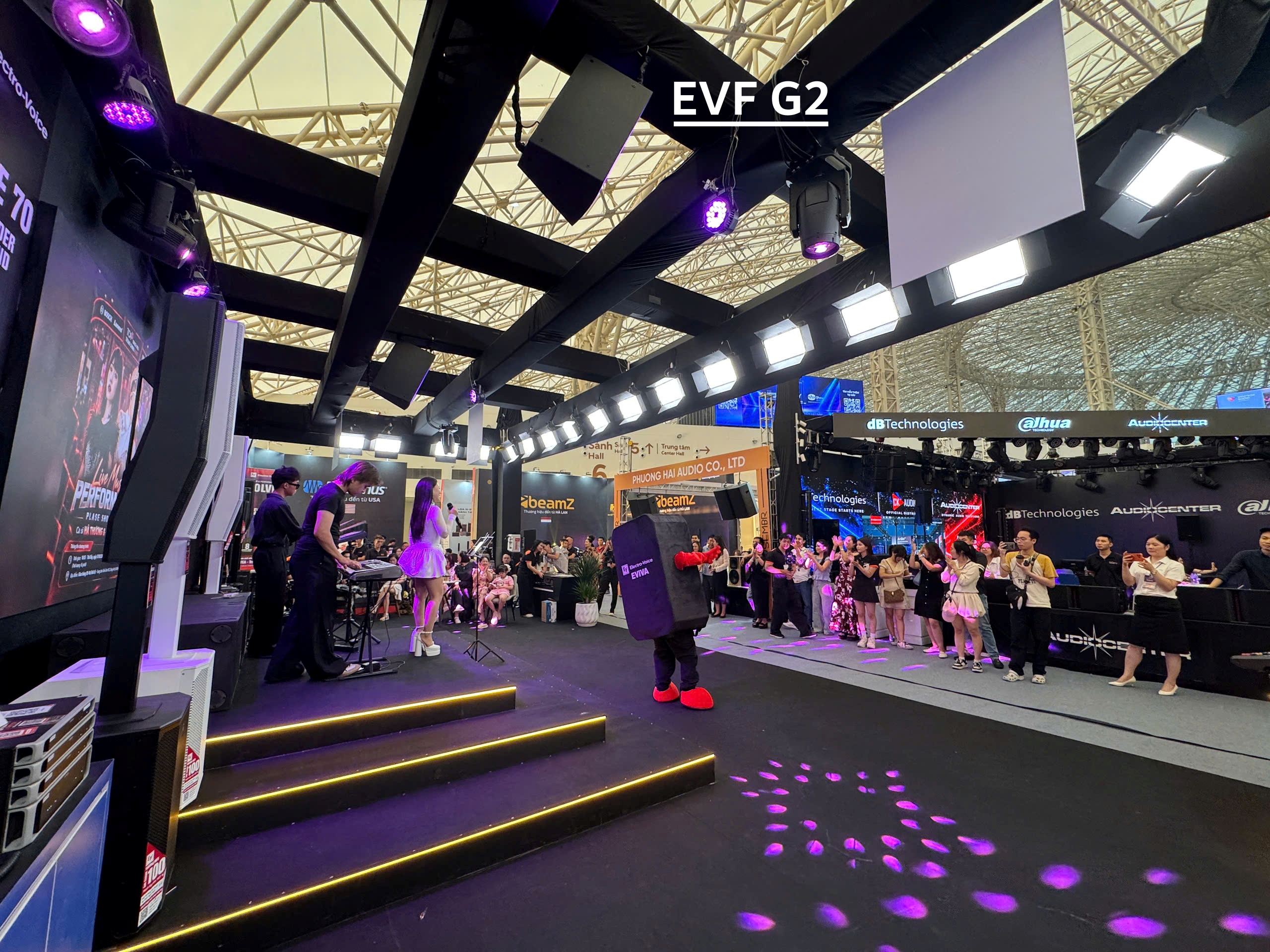 Ca sĩ trình diễn live cùng loa EVF G2 tại Plase Show 2026