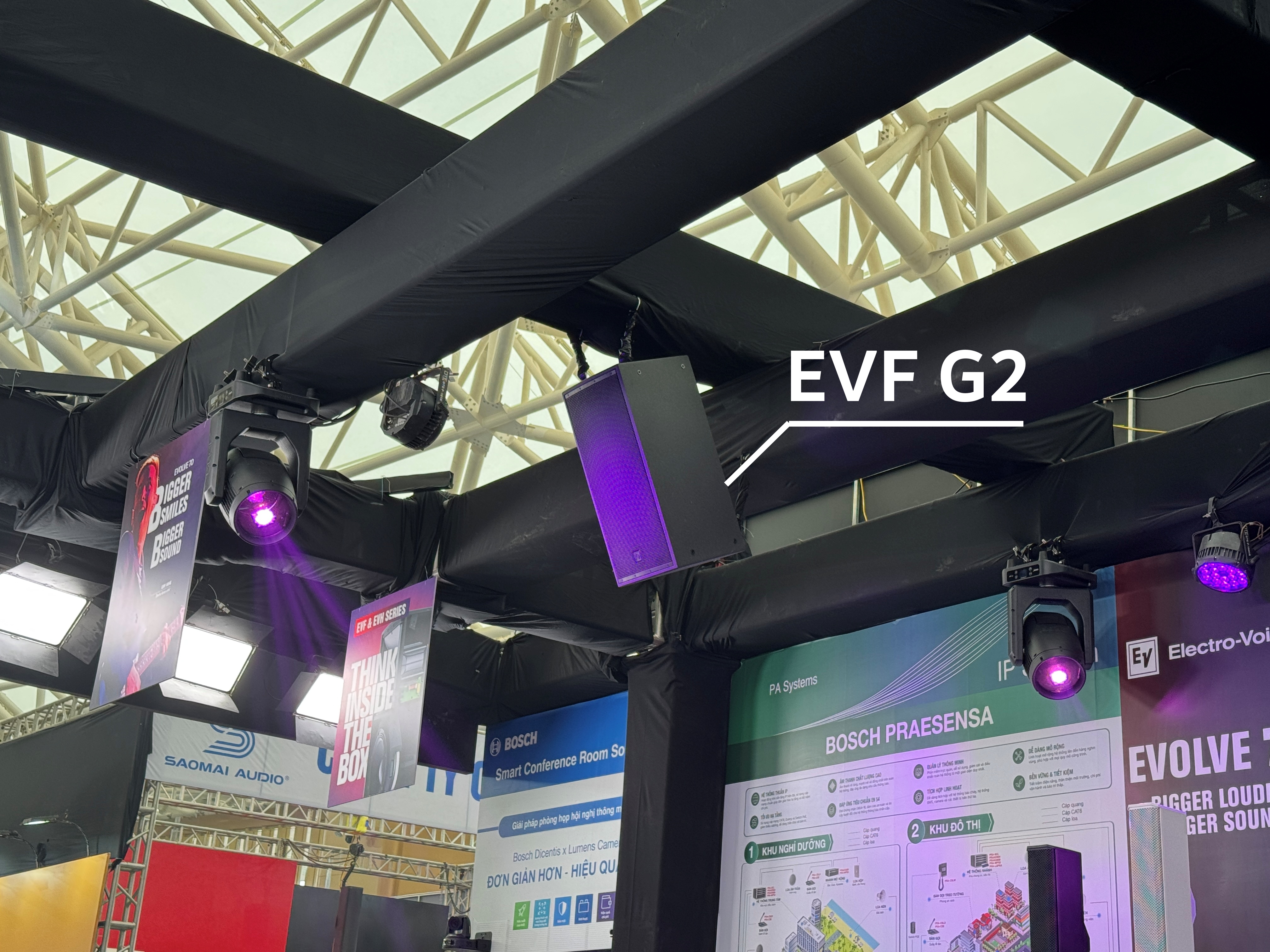 Cận cảnh loa Electro-Voice EVF-12 G2 và EVF-15 G2 treo tại gian hàng