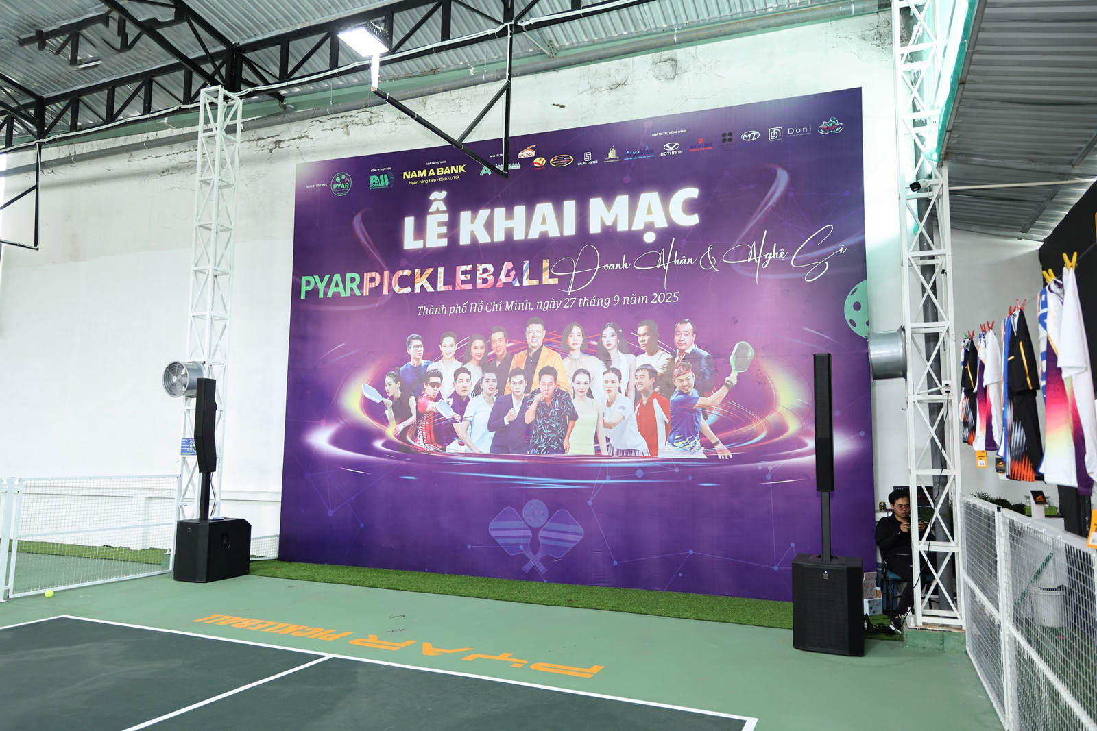 sân khấu band nhạc giải pickeball với evolve 90