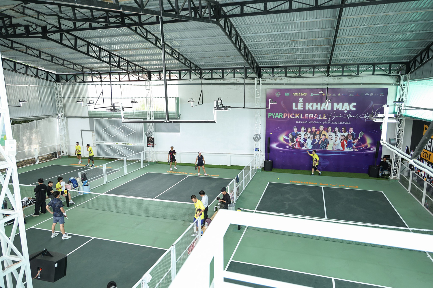 sân khấu band nhạc giải pickeball với evolve 90