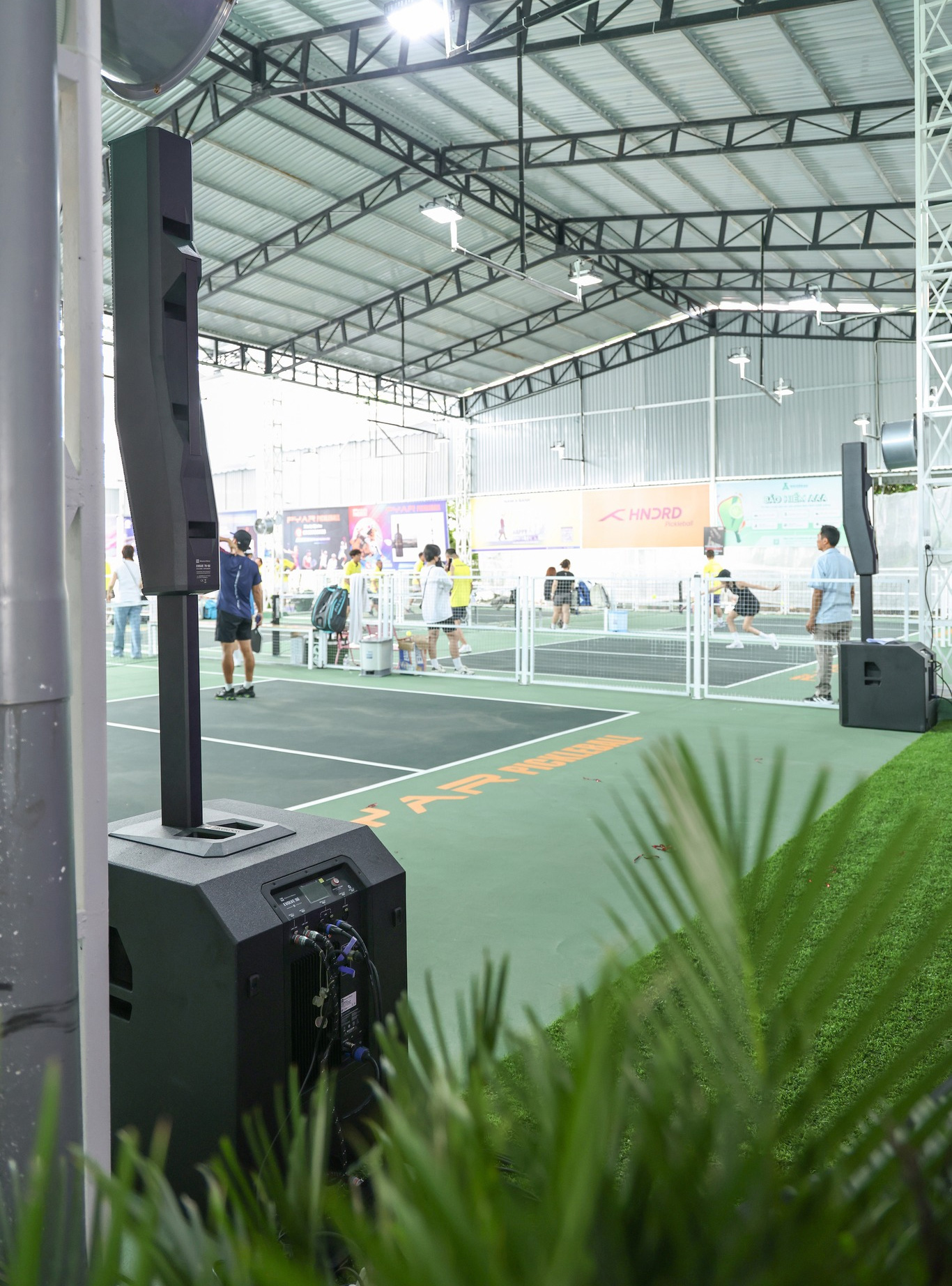 sân khấu band nhạc giải pickeball với evolve 90