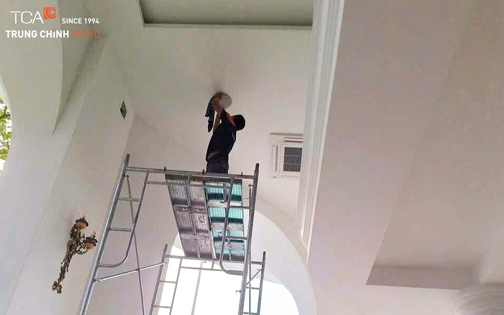 Không gian biệt thự sang trọng với âm thanh nhạc nền