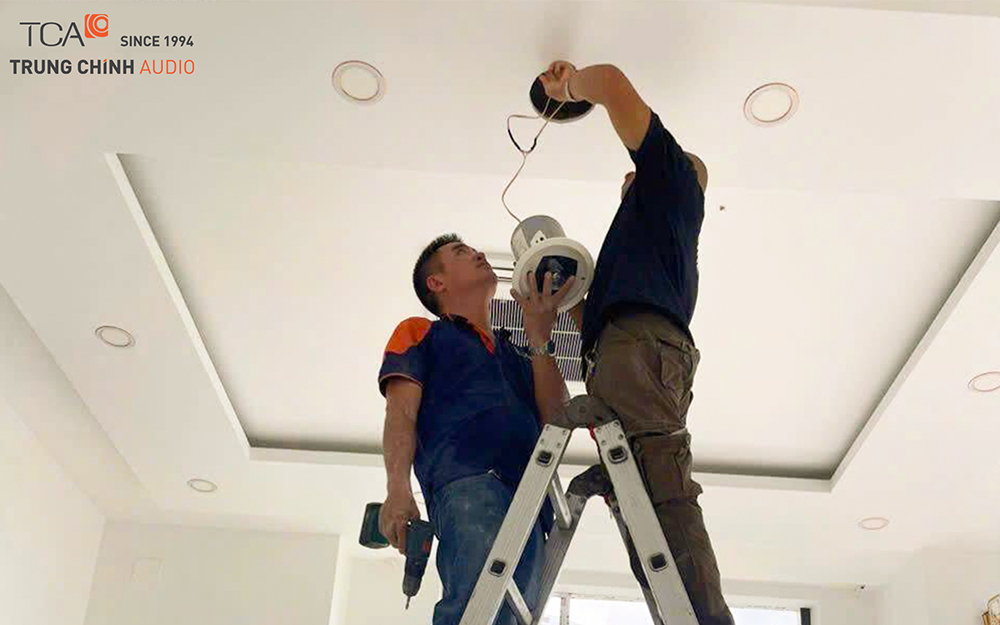 Kỹ thuật viên lắp đặt hệ thống âm thanh nhạc nền TCA loa EVID C4.2