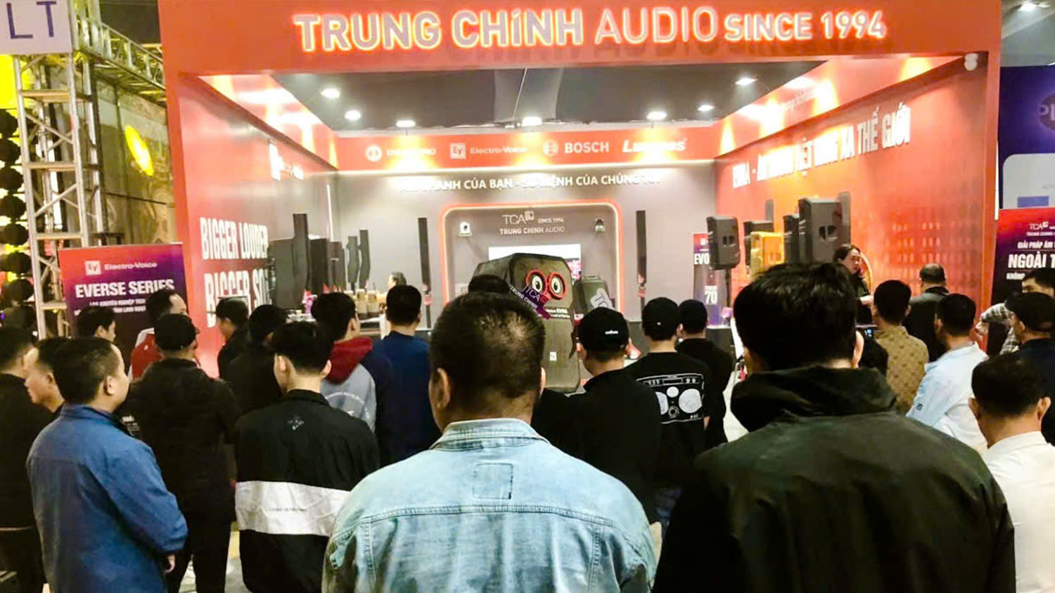 Gian hàng trưng bày của Trung Chính Audio thu hút đông đảo khách hàng tham quan