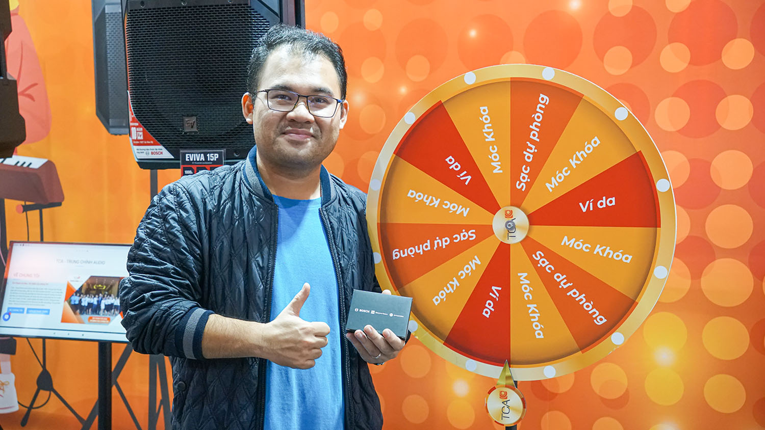 Khách hàng tham gia chương trình Check in nhận quà