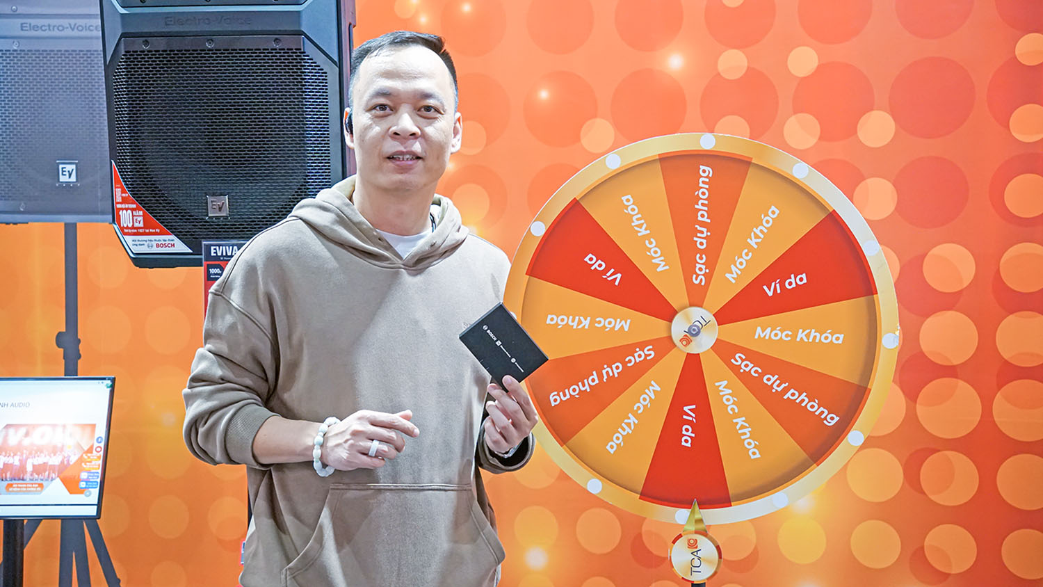 Khách hàng tham gia chương trình Check in nhận quà