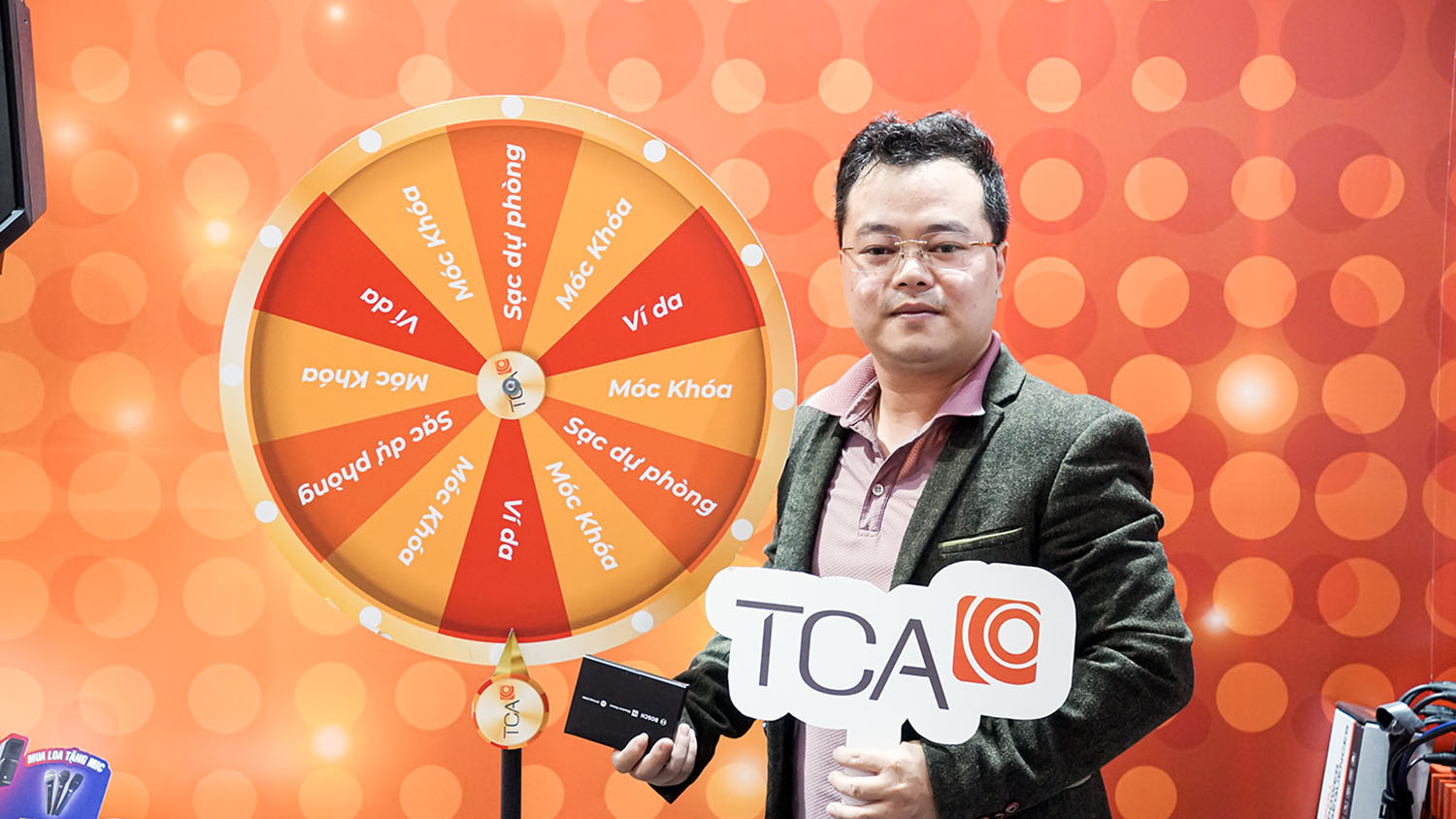 Khách hàng tham gia chương trình Check in nhận quà