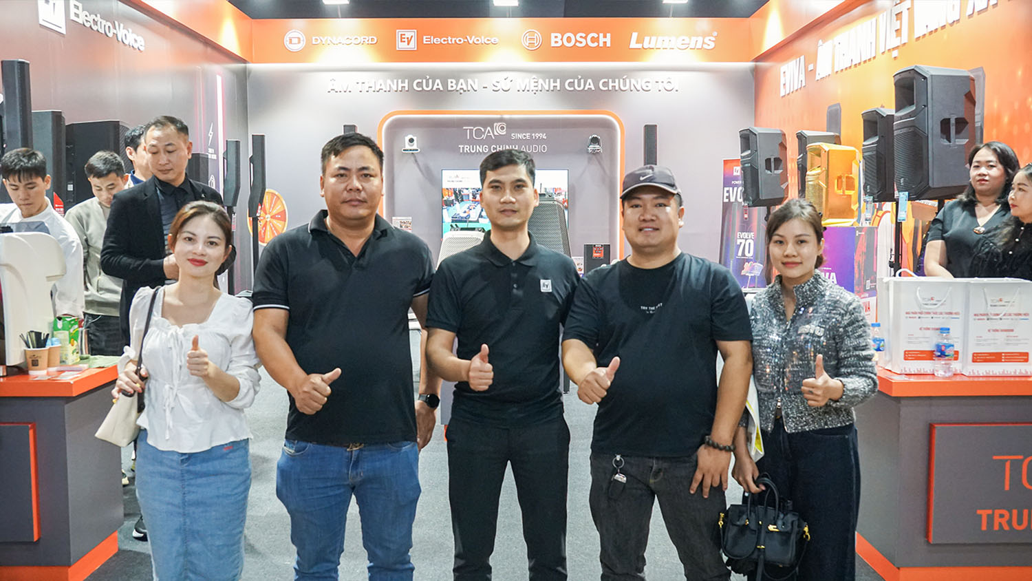 Khách hàng tham quan trải nghiệm tại gian hàng của Trung Chính Audio