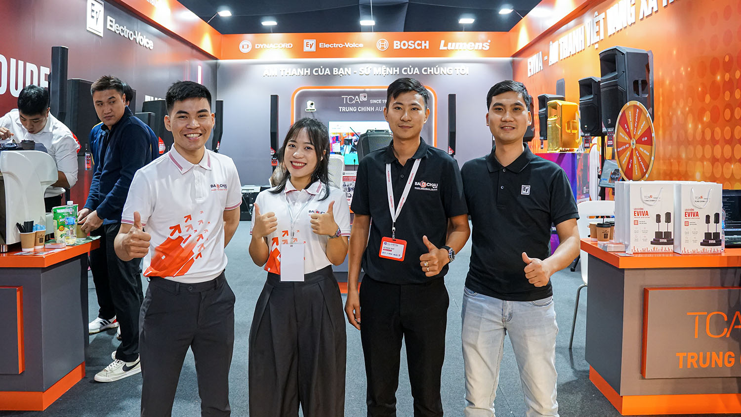 Khách hàng tham quan trải nghiệm tại gian hàng của Trung Chính Audio