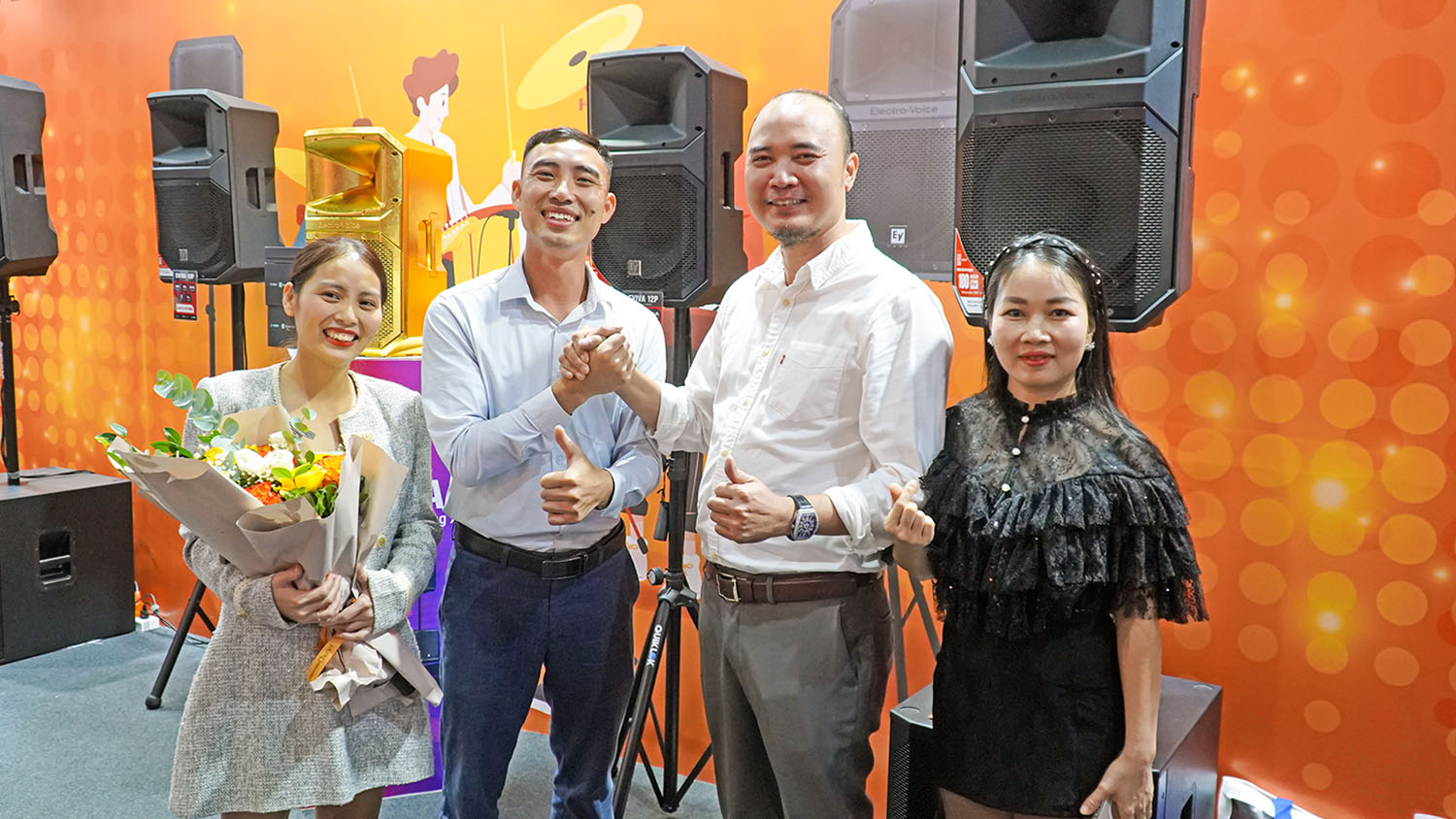 Khách hàng mua loa Electro-Voice EVIVA tại Plase Show