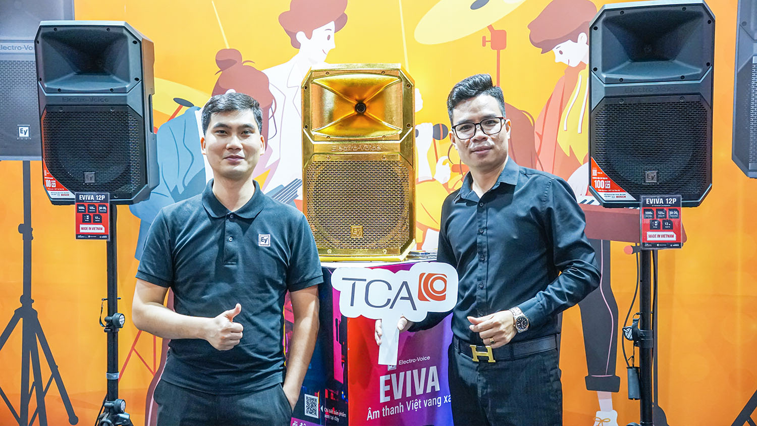 Khách hàng tham quan trải nghiệm tại gian hàng của Trung Chính Audio