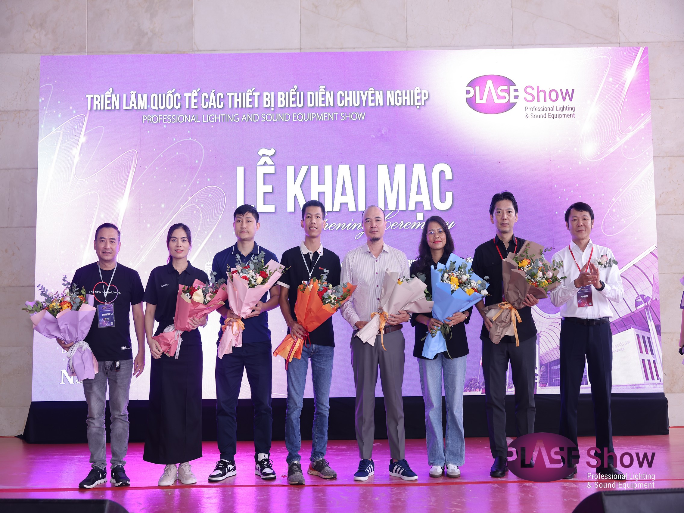 CEO Nguyễn Quốc Văn đại diện nhận hoa trong lễ khai mạc Plase Show 2025
