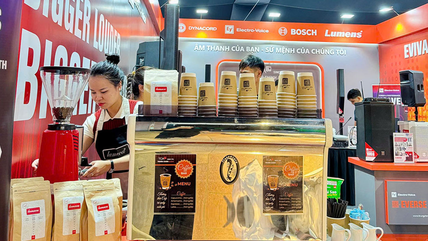 Thưởng thức cà phê miễn phí tại gian hàng Trung Chính Audio
