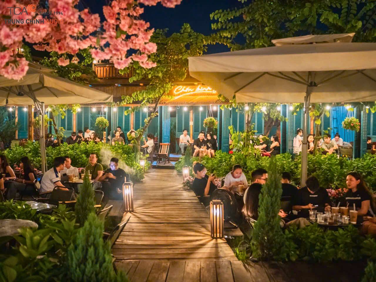 Khách hàng thưởng thức âm nhạc acoustic quán cà phê Chốn Bình Yên – Evolve 50 setup