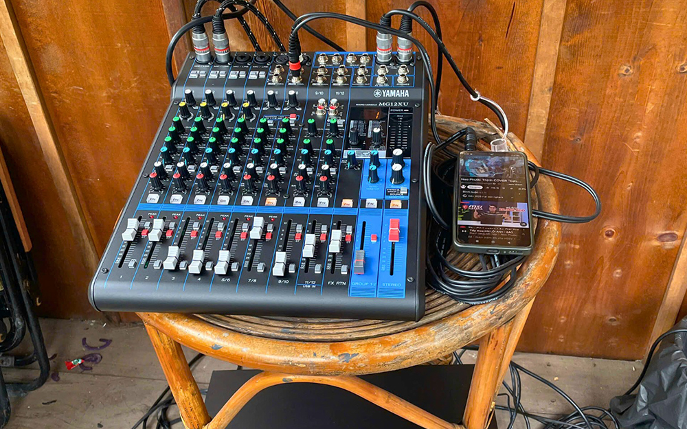 Mixer Yamaha MG12XU sử dụng trong dàn âm thanh acoustic