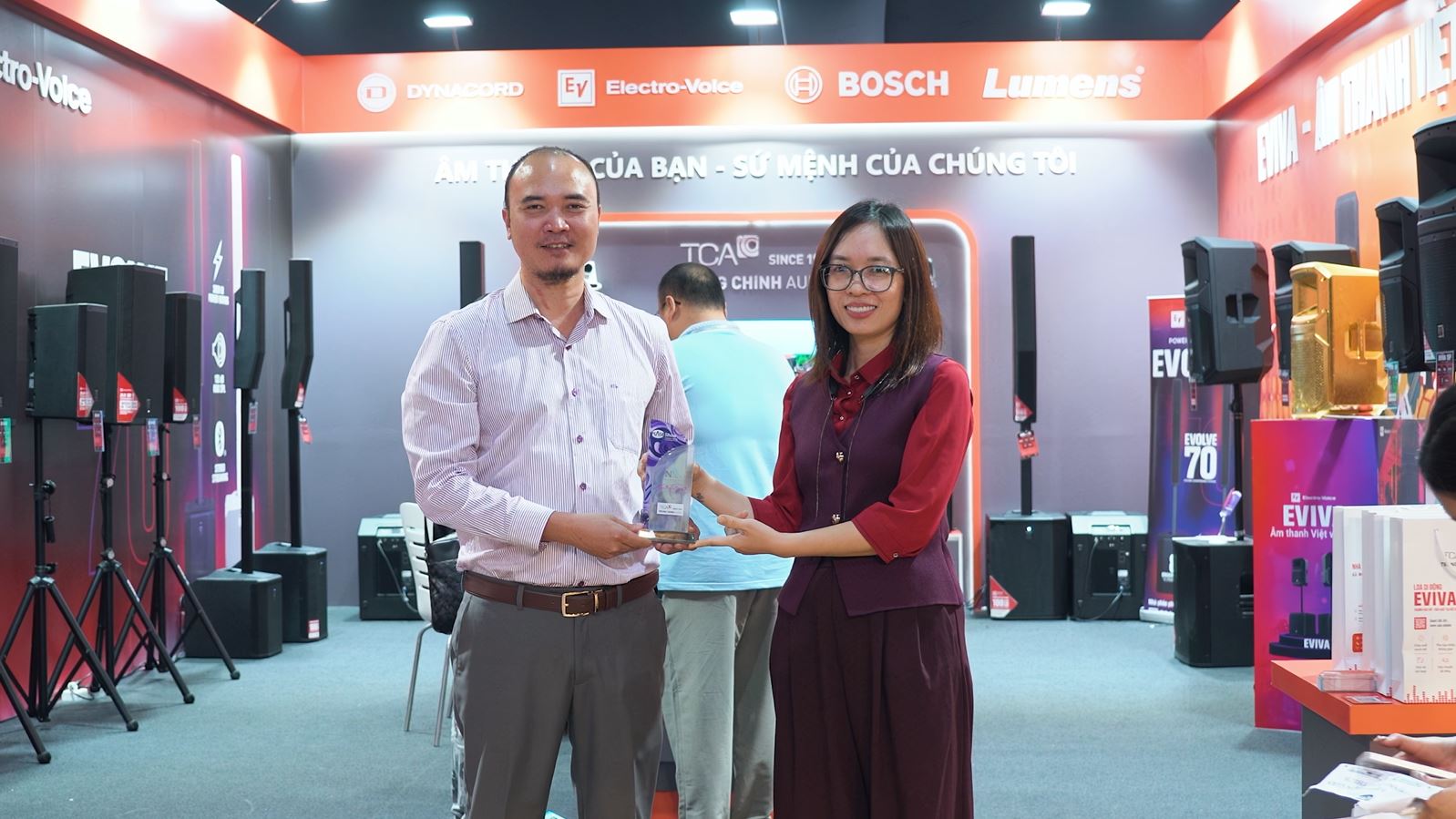 CEO Nguyễn Quốc Văn đại diện nhận cup từ chương trình