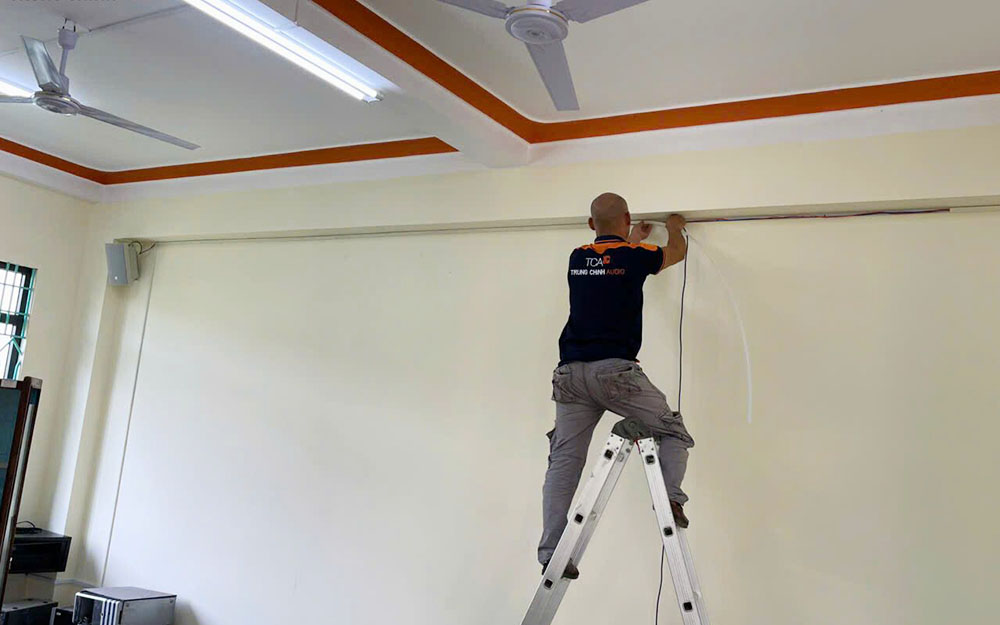 Kỹ thuật viên TCA lắp đặt hệ thống âm thanh TOA