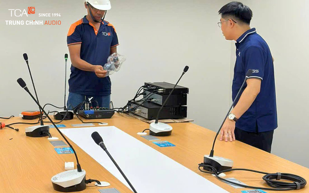 Hệ thống âm thanh hội thảo TOA TS-V90 trong phòng họp