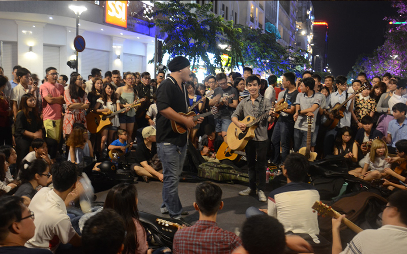 Ban nhạc biểu diễn acoustic trên phố Hà Nội