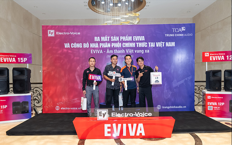 Khách mời tham gia check-in tại sự kiện