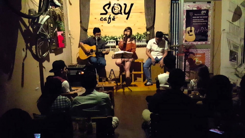 Một sân khấu quán cafe acoustic chơi nhạc 