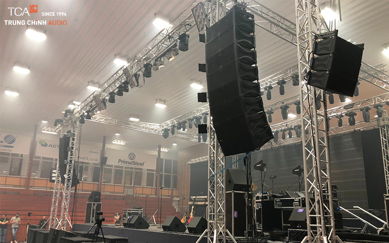 Loa line array trình diễn nhạc cụ trong giao hưởng