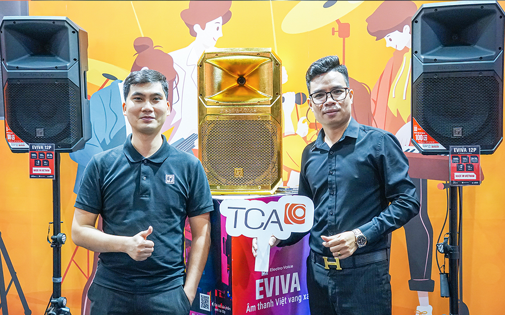 Khách hàng trải nghiệm loa EVIVA tại sự kiện