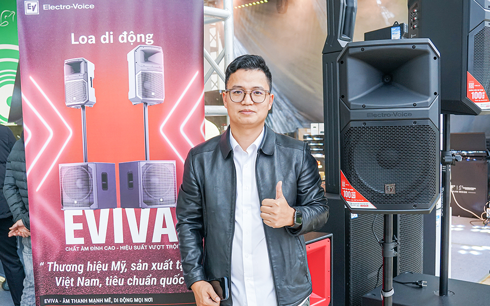 Khách hàng trải nghiệm EVIVA tai gian hàng