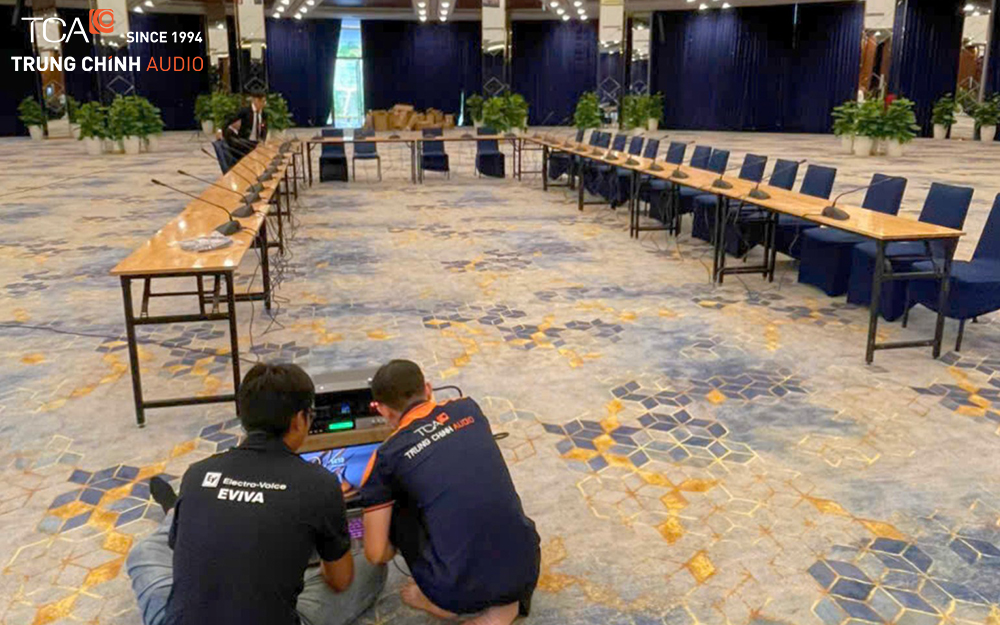 Đội ngũ kỹ thuật Trung Chính Audio lắp đặt CCS900