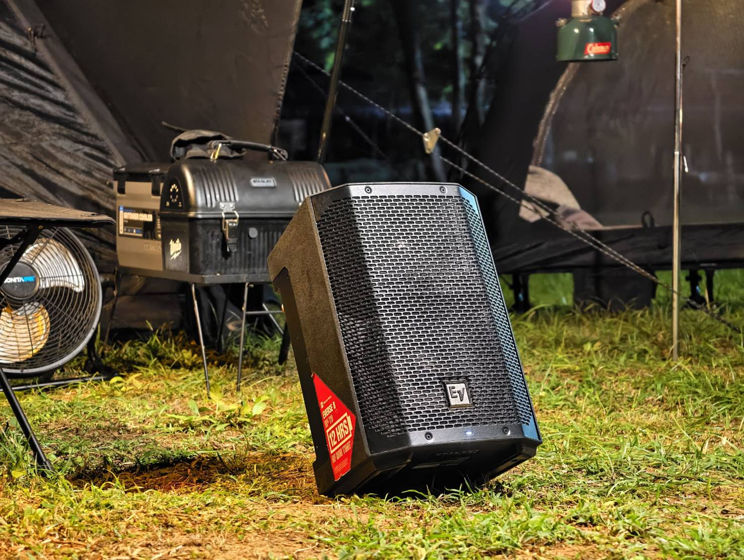 loa dùng pin electro-voice everse 8 khi cắm trại ngoài trời tại thái lan